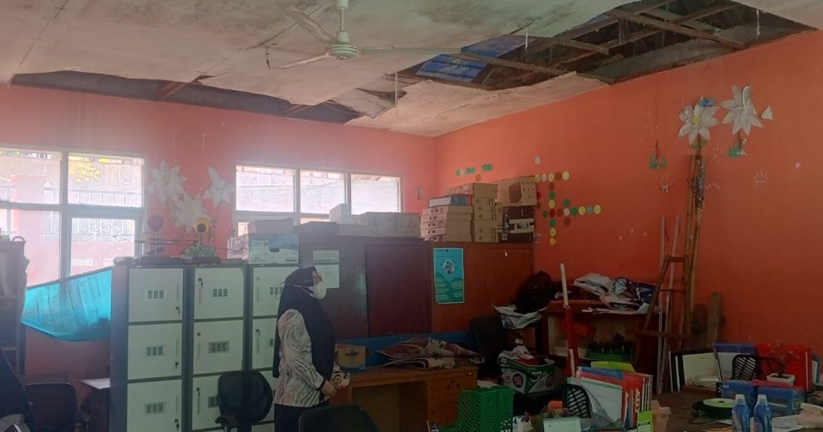 Siswa Tetap Belajar Meski Atap Berjatuhan di SDN Cadas Leueur Nanggung