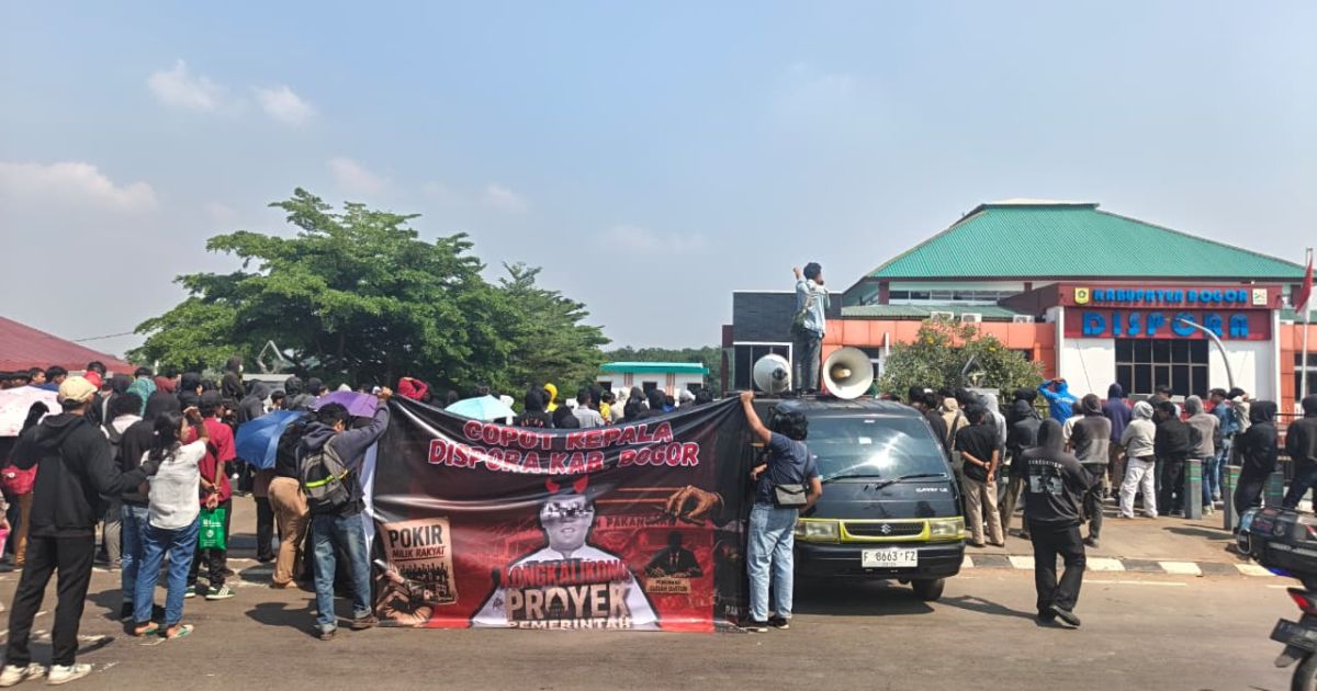 Ratusan massa yang tergabung dalam Suara Aksi Mahasiswa Bogor menggelar aksi di Kantor Dispora Kabupaten Bogor dan Pemda Kabupaten Bogor
