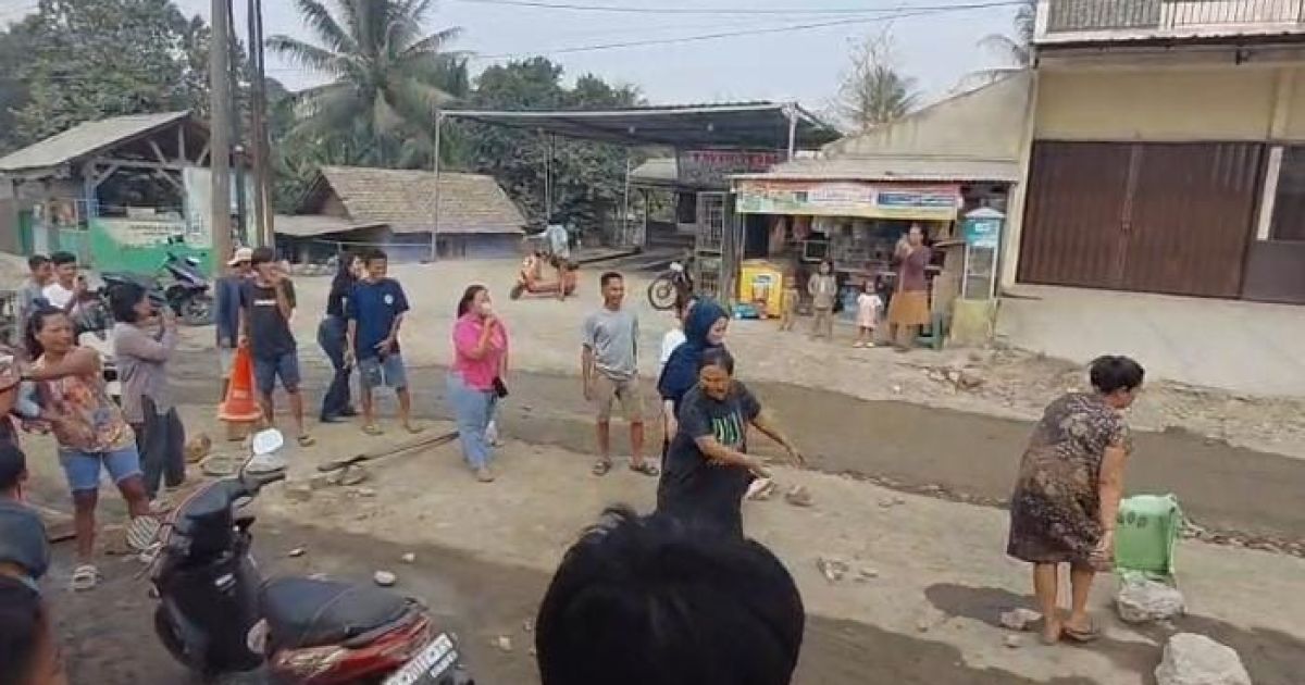 Warga Jagabaya Parungpanjang Blokade Jalan Provinsi Selama 2 Jam