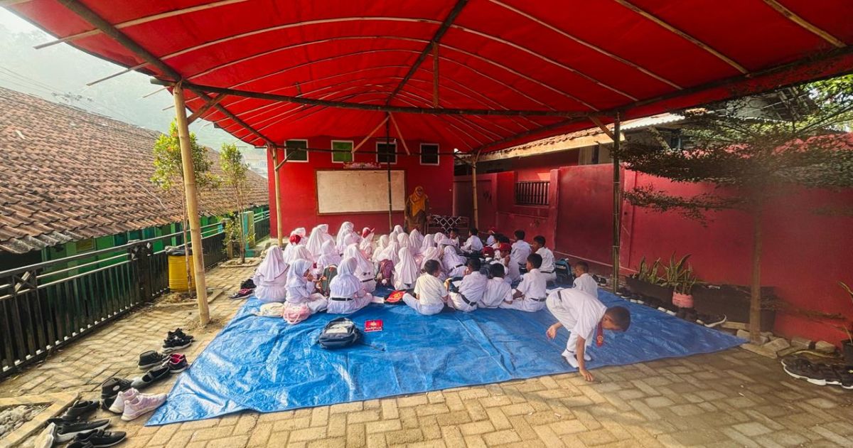 Takut Gedung Ambruk, SDN Cadas Leueur Bantarkaret Pindah ke Tenda Terpal