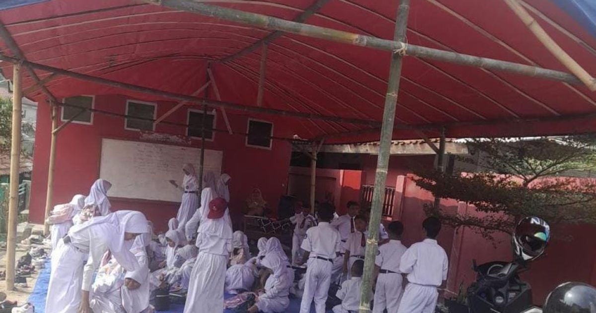Ruang Kelas Rusak, SDN Cadas Leueur Nanggung Pilih Belajar di Tenda Terpal