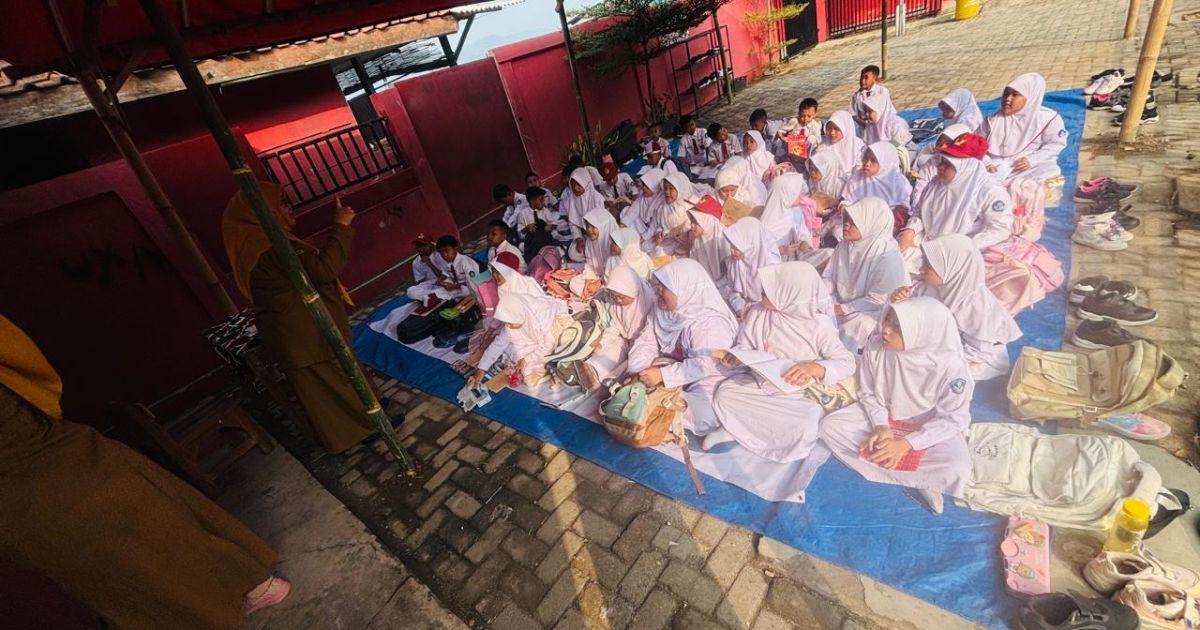 SDN Cadas Leueur di Nanggung Gelar Belajar di Tenda Terpal, Khawatir Gedung Ambruk