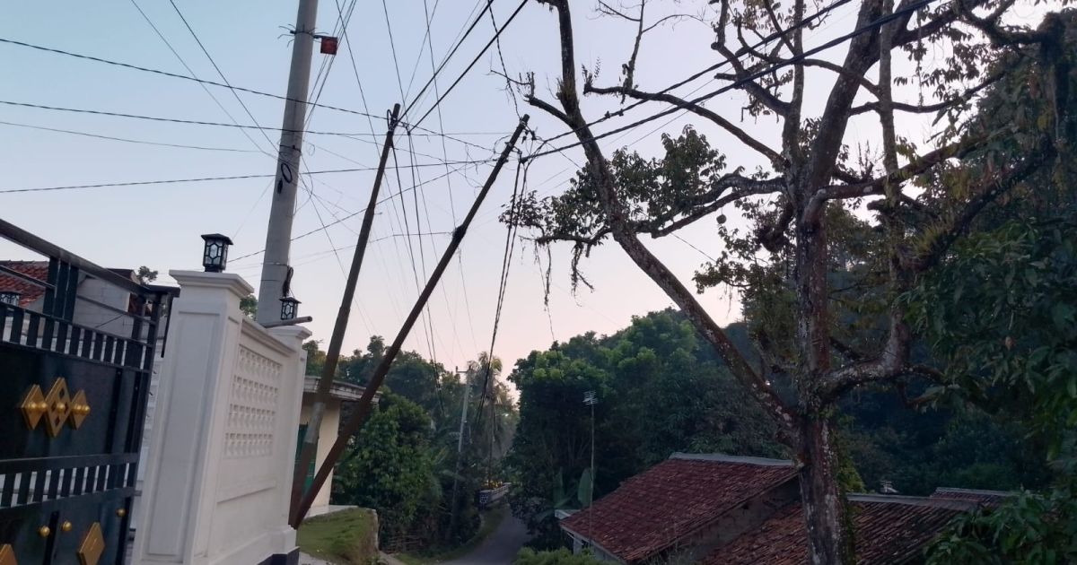 Tiang Listrik Nyaris Roboh di Pangradin Jasinga