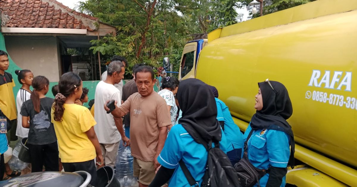 KNPI Jasinga dan Yayasan Selendang Anak Bangsa Bagikan 8.000 Liter Air Bersih