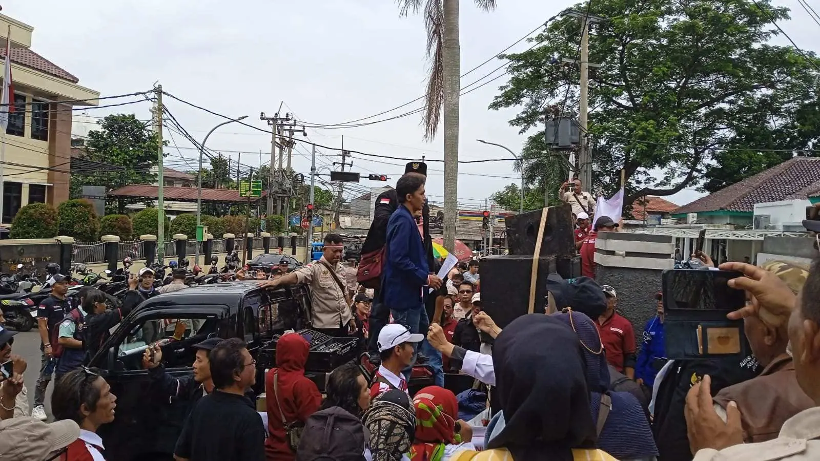 Tersinggung Disebut Media Abal-abal, Ratusan Wartawan Bogor Ontrog Kantor Dinsos Kabupaten Bogor 