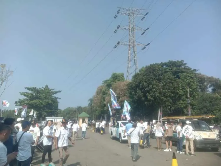 Jaro Ade Tetap Kenakan Batik Kuning Ditengah Rakorcab Partai Gerindra Bogor