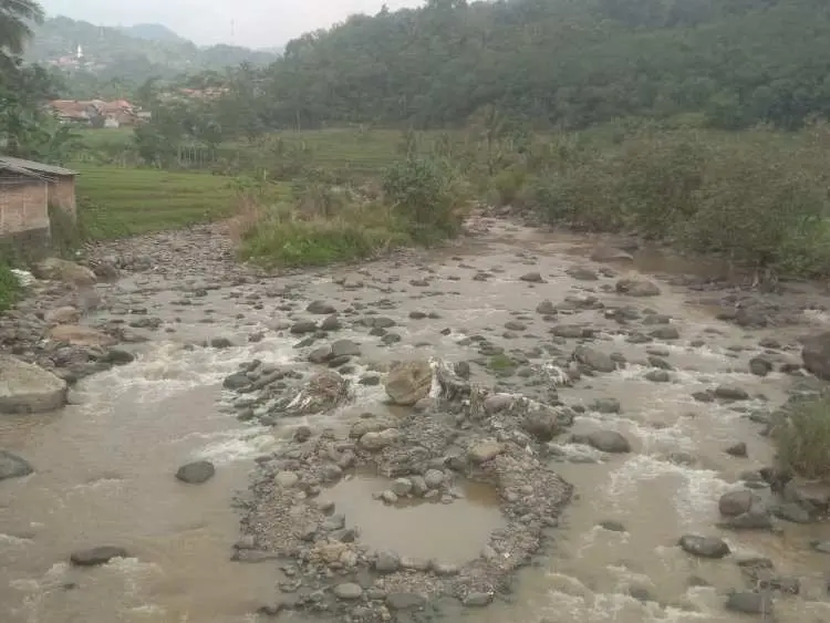 Kondisi Sungai Cikaniki Terkini, Air Coklat Pekat Diduga Akibat Pencemaran Limbah Tambang Ilegal