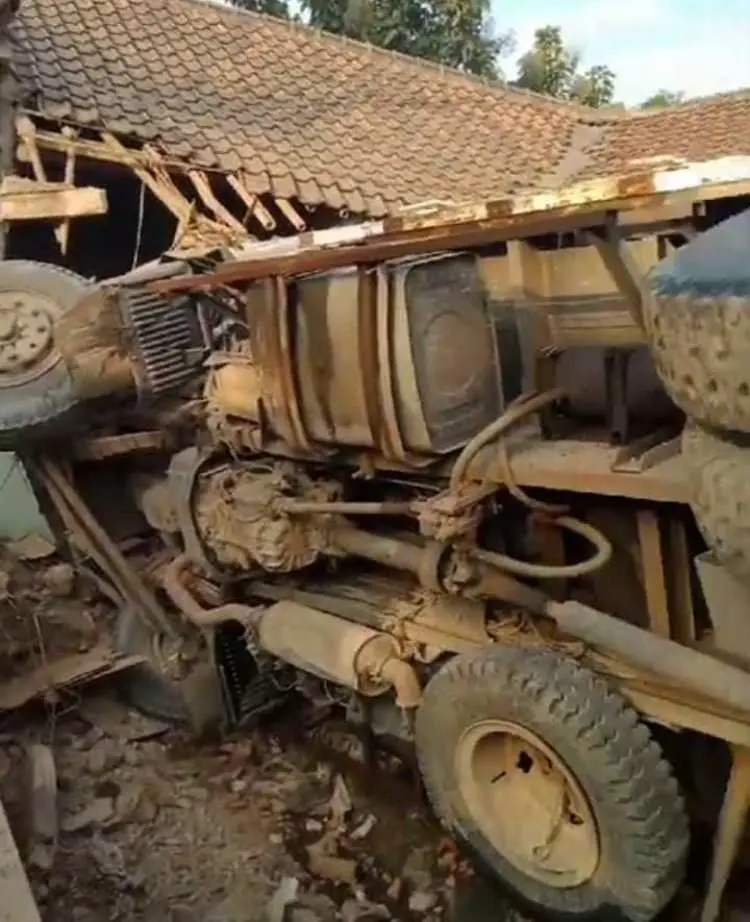 Diduga Hilang Kendali, Truk Tambang Tabrak Rumah Warga di Parung Panjang