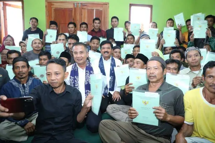 Menteri ATR BPN Dan PJ Gubernur Serahkan 51 Sertifikat Huntap di Cigudeg