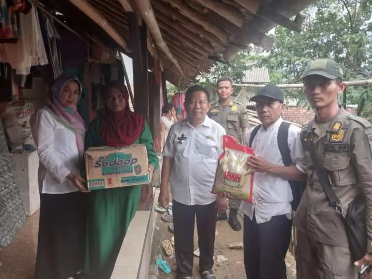 Salurkan Bantuan, Camat Cigudeg Turun Langsung Tinjau Korban Longsor di Desa Sukaraksa