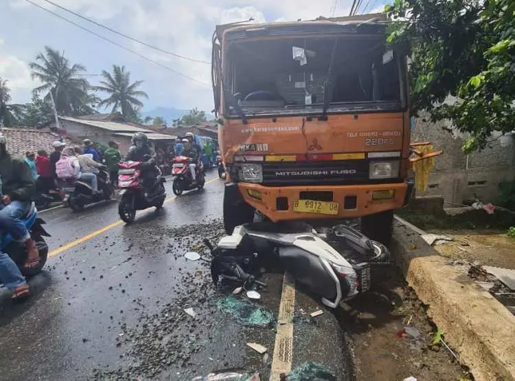Tabrakan Beruntun Truk di Leuwisadeng, Seorang ASN Kecamatan Jadi Korban