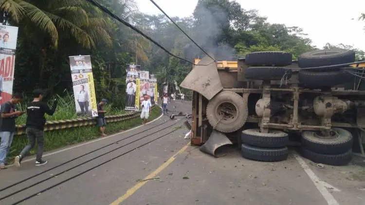 Supir Truk Galian Tanah Kabur Setelah Tabrak Pemotor Hingga Tewas di Leuwisadeng