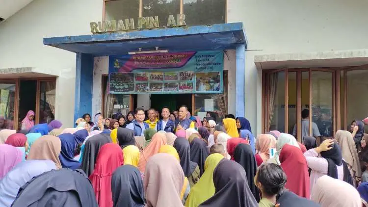Jaro Ade Dan Ravindra Airlangga Serahkan Ratusan Paket Bansos Untuk Korban Banjir Longsor Di Puraseda