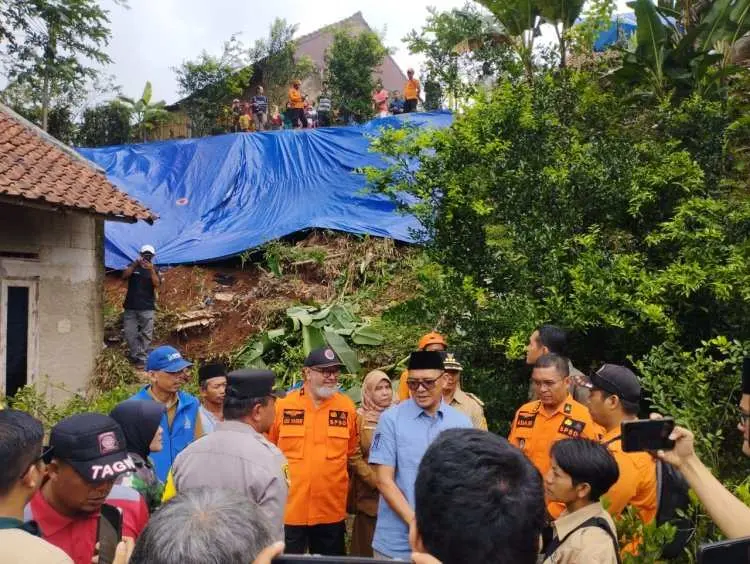 Pasutri Meninggal Dunia Tertimbun Longsor di Desa Petir Dramaga, Bupati Bogor Tinjau Lokasi