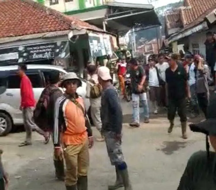 Ribuan Warga Desa Pangradin Dan APH Jasinga Ontrog PETI Emas