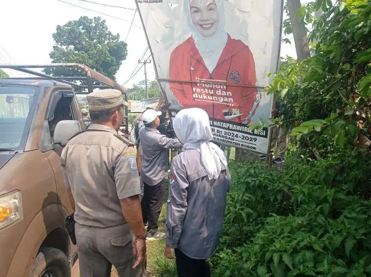 Tak Pandang Bulu! Panwascam Bersama Satpol PP dan PKD Kecamatan Nanggung Sapu Bersih Ratusan APS Caleg yang Langgar Aturan