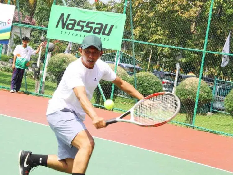 Lewat Olahraga Tenis, Cara Hengky Menjaga Kebugaran Tubuh
