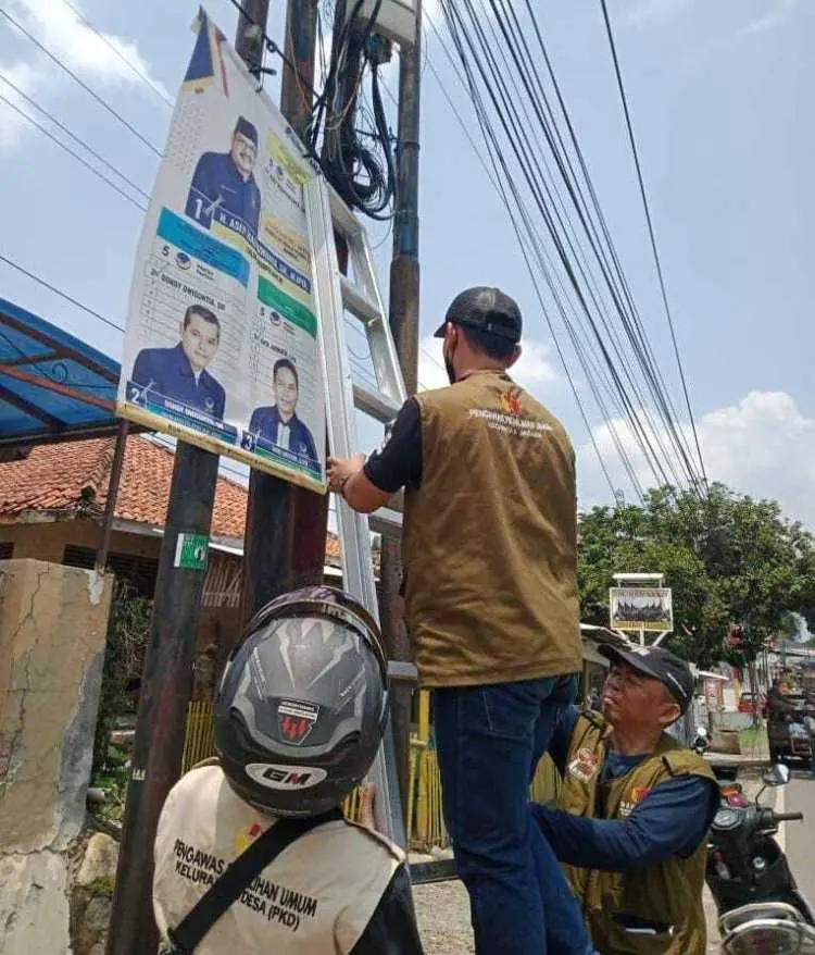 Satpol PP Jasinga Dan PKD Se-Kecamatan Jasinga Razia Spanduk Caleg yang Menyalahi Aturan