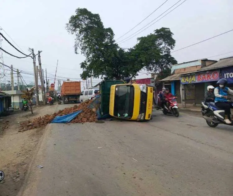 Mobil Muatan Galian C Terguling di Parung Panjang, Diduga Supir Mengantuk