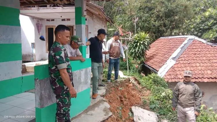 Akibat Hujan Deras, Pergeseran Tanah Terjadi Di Desa Curug Bitung