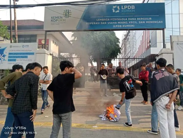 Bukan Gertak Sambal, Puluhan Aktivis LIMBO Ontrog Kantor Komisi ASN