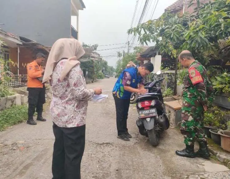 Pasca Bencana Puting Beliung, Tim DPKPP Laksanakan Intruksi Bupati Bogor Secara Door To Door di Ciomas
