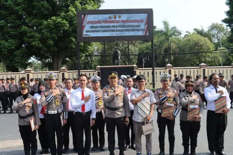 Kapolres Bogor Berikan Penghargaan Kepada Personil Polres Bogor Yang Berprestasi