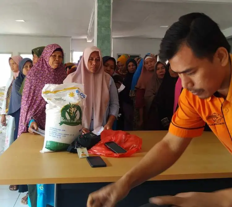 978 KPM Desa Curugbitung Terima Bantuan Pangan Bulog Tahap 2