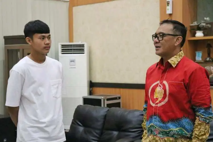 Bupati Bogor Minta Syamsul Rifa Kibarkan Syal Persikabo di Jerman