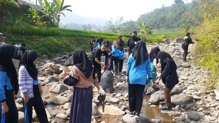 IJTI Bogor Raya Gelar Bersih-Bersih Sungai Cikaniki
