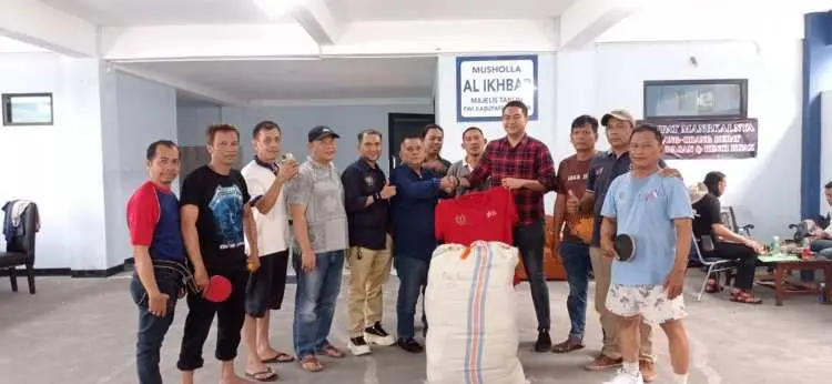 HUT RI Ke 78, PT SBI Berikan 100 Baju Kepada PWI Kabupaten Bogor