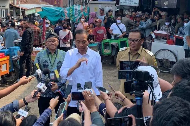 Iwan Setiawan Dampingi Presiden Jokowi Blusukan Ke Dua Pasar di Kabupaten Bogor