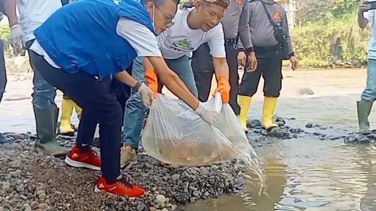 Jaga Ekosistem Sungai Cikaniki, PT Antam Sebar Ribuan Ikan