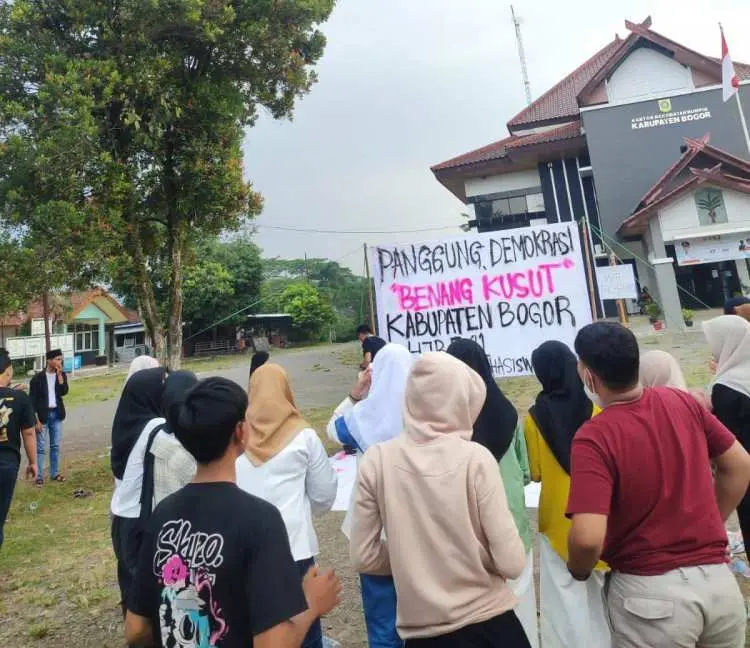 Beda Dengan Yang Lain, Himpunan Mahasiswa Rumpin Gelar Aksi Peringati HJB ke 541 Di Kantor Kecamatan Rumpin