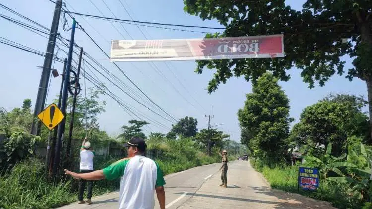 Satpol PP Kecamatan Ciseeng Copot Spanduk Liar, Ini Pemiliknya