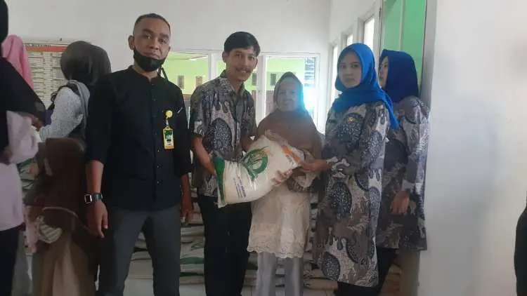 1002 KPM Desa Curugbitung Kecamatan Nanggung Bogor Terima Bansos