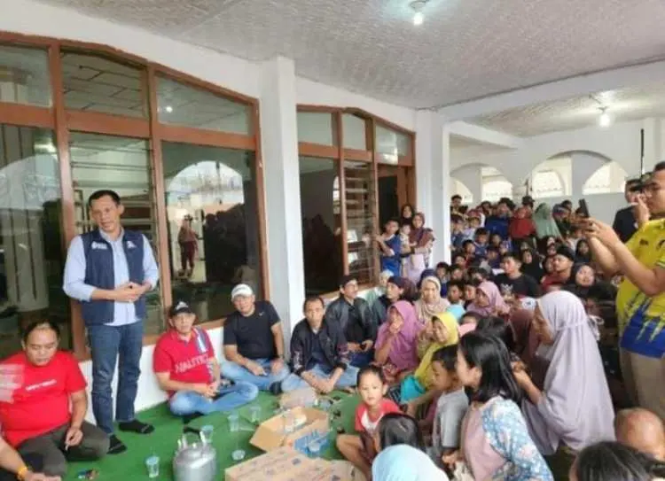 Ade Jaro Kunjungi Korban Banjir Bandang Leuwisadeng Bogor
