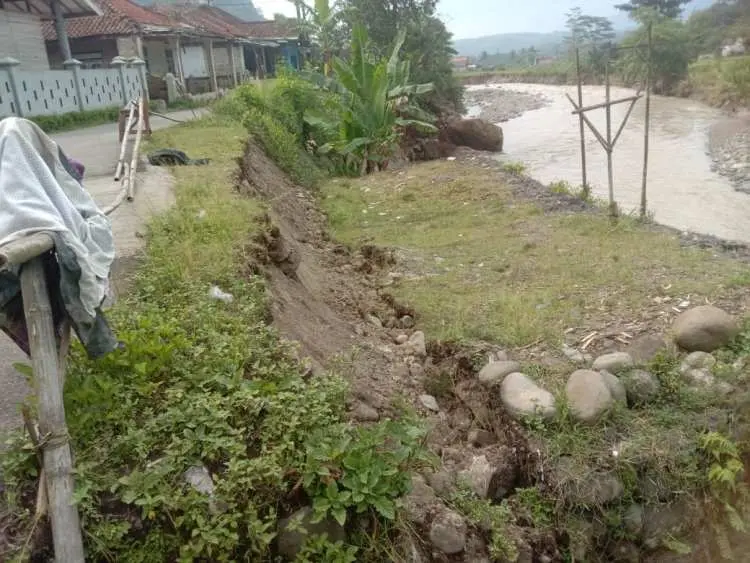 Bronjong Ambrol, Sungai Cidurian Ancam Rumah Warga Kampung Ciasahan Desa Sukamaju