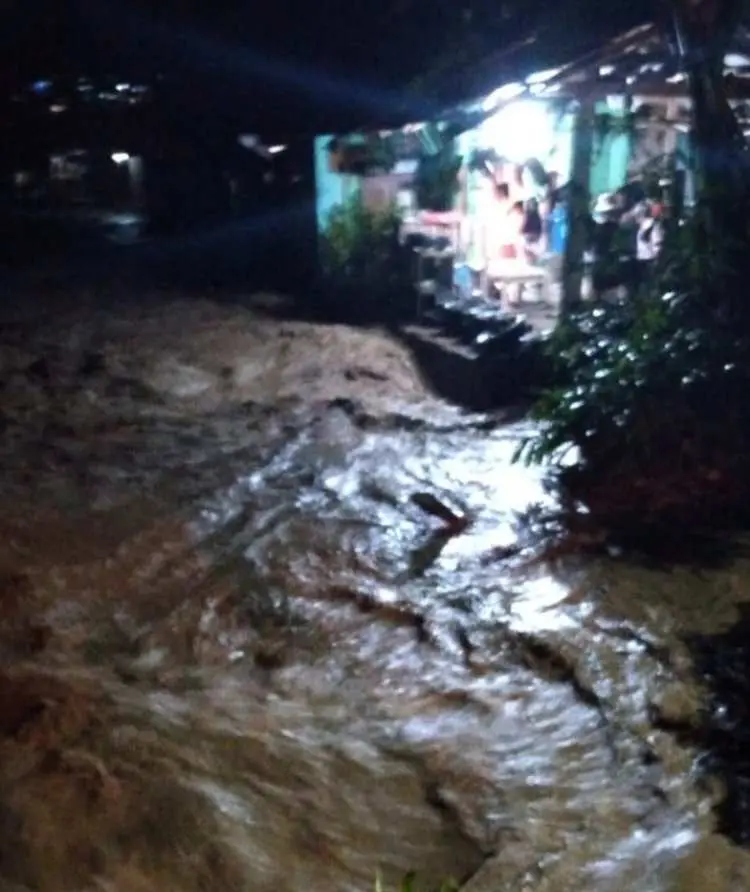 Sungai Cidurian Meluap, Warga Kampung Parungsapi Embah Muhyiddin Desa Sipak, Mengungsi