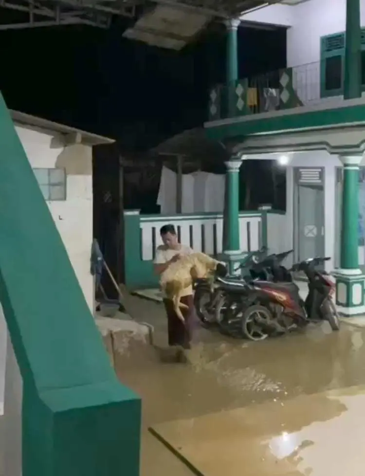 Breaking News, Sungai Cidurian Meluap, Sejumlah Warga Sukajaya Ungsikan Barang Berharga