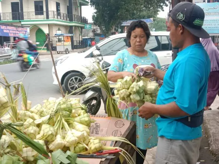Mendekati Hari Raya Idul Fitri 1444 H, Penjual Ketupat di Leuwiliang Bogor Mulai Diburu Pembeli