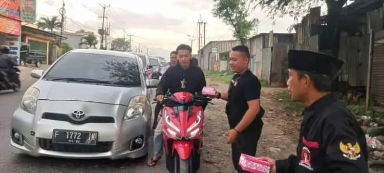 Isi Ramadhan 1444 H, Anak Rantau Sumatra Bagikan Takjil Gratis