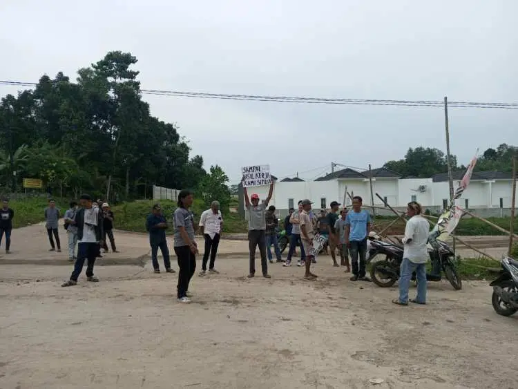 Protes Pekerjaan Belum Dibayar, Akses Menuju Perumahan Tenjo City Metropolis Diblokir Kontraktor